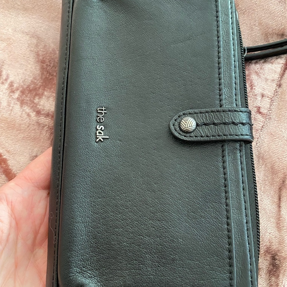 NWOT The Sak Iris Black Leather  Cell Phone Wallet Crossbody Bag Minimalist - Picture 6 of 9